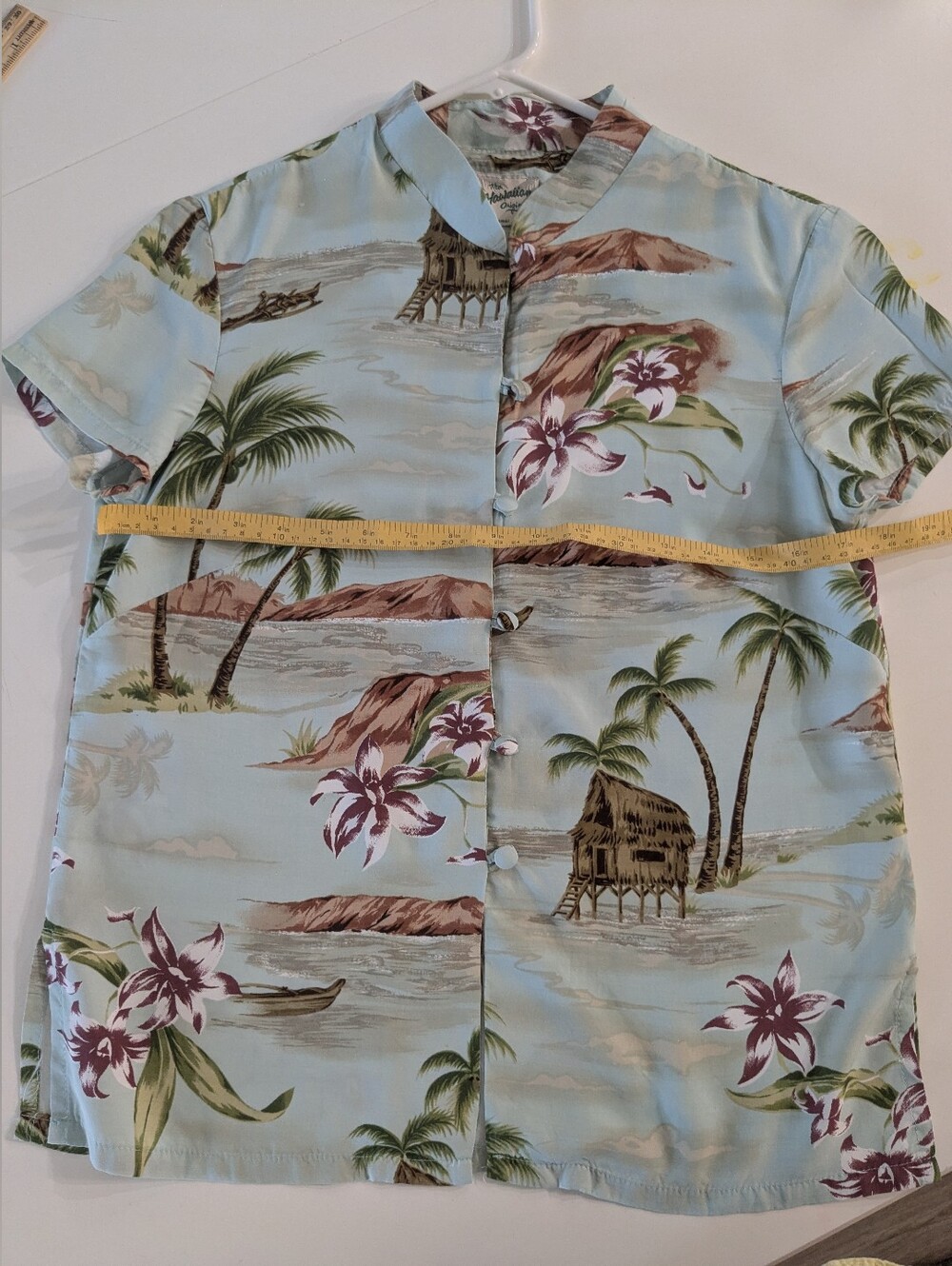 Vintage Hilo Hattie “The Hawaiian Original” short-sleeve Aloha shirt, Tiny Hole!
